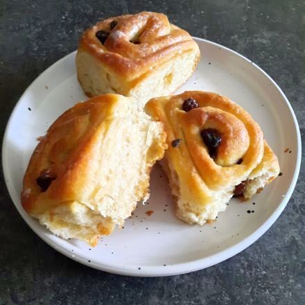 Zimt- und Rosinenschnecken aus Hefeteig