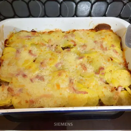 Gratin mit Kartoffeln, Rosenkohl, Roter Bete und Pastinake