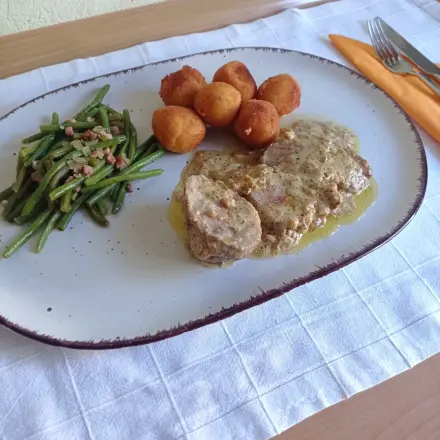 Schweinefilet in Senf-Sahne-Soße mit Kartoffelbällchen