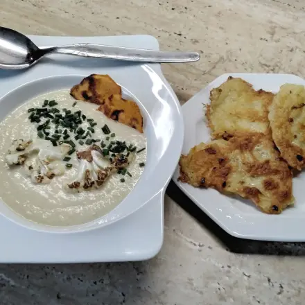 Blumenkohlcremesuppe mit Kartoffelpuffer