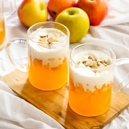 Alkoholfreier Apfelpunsch mit Vanille-Sahne