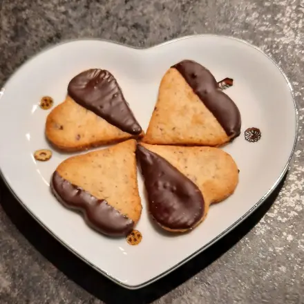 Nussplätzchen mit Schokoglasur