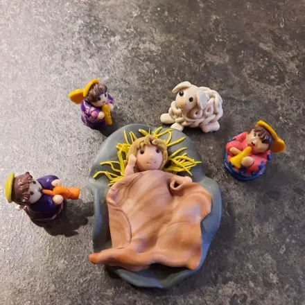 Krippenfigur basteln – Jesuskind aus Fimo modellieren