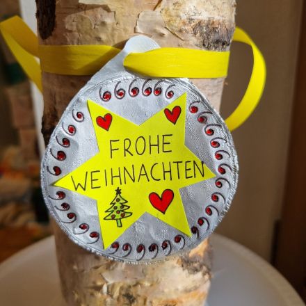 Weihnachtsgeschenkanhänger aus Joghurtdeckel