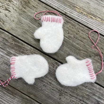 Weihnachtsanhänger Handschuh aus Filz selber basteln