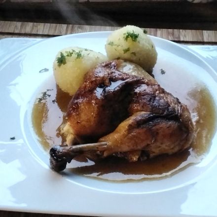 Frischer Bauernhahn mit Beilage