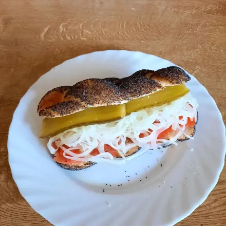 Lachsbrötchen mit Zwiebeln