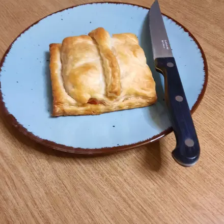 Blätterteigtaschen mit Feta, Tomaten und Kümmelwurst