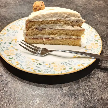 Nuss-Sahne-Torte mit Himbeermus und Giottos