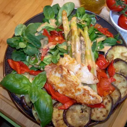 Putenfilet auf Spargel-Gemüse-Bett