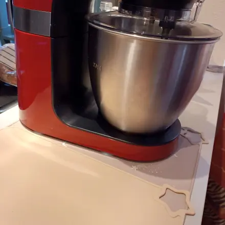 Küchenmaschine rutschfest dank Silikonmatte