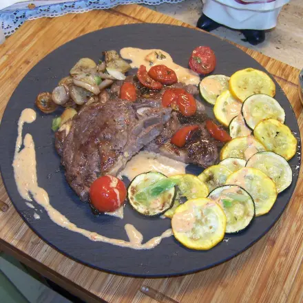 Rib-Eye-Steak an pikanter Soße