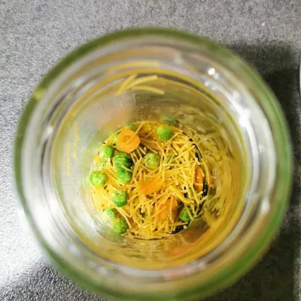 Schnelle Nudelsuppe im Glas zum Mitnehmen