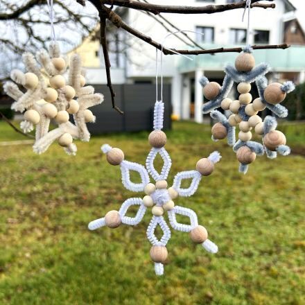 Schneeflocken aus Pfeifenputzern basteln