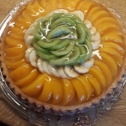 Obsttorte mit Pfirsichen, Kiwis und Bananen