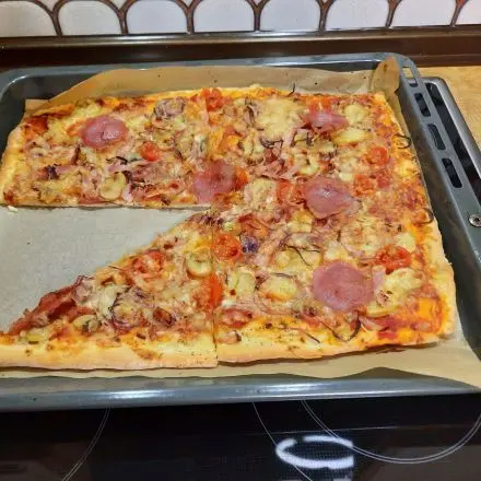 Familienpizza vom Blech - schnelles Rezept