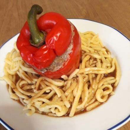 Gefüllte Paprika mit Hack auf Spätzlenest
