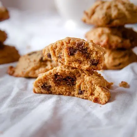 Die Chocolate Chip Cookies sind super einfach und schnell zu backen – perfekt als Snack für zwischendurch oder zum Kaffee.