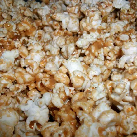 Popcorn mit Honig und Erdnussbutter selber machen
