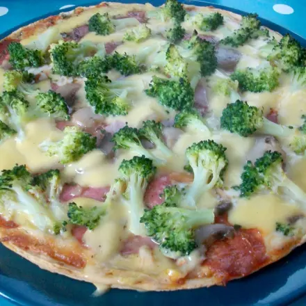 Tiefkühlpizza mit Brokkoli und Hollandaise aufpeppen