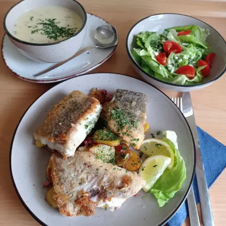 Hamburger Pannfisch mit Senfsauce und Bratkartoffeln