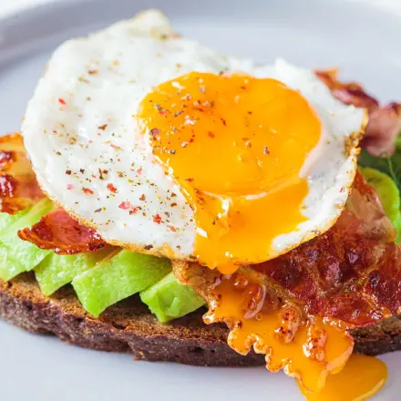Avocado-Brot mit Spiegelei und Speck