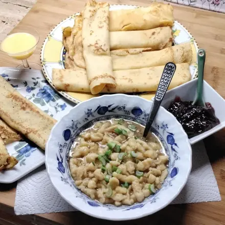 Knöpfle-Reste-Suppe mit Omelette als Beilage