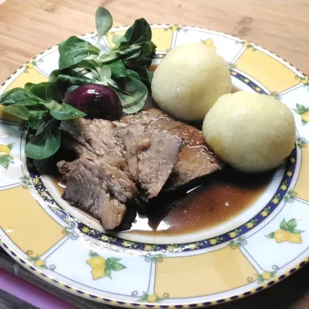 Schweinenacken-Braten mit pikanter Soße und Knödel