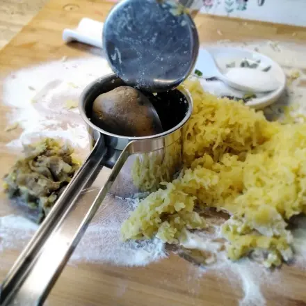 Gekochte Kartoffeln pressen ohne schälen