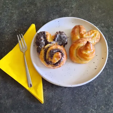 Osterhasen aus Hefe-Quark-Teig