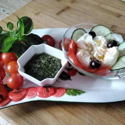 Burrata mit Tomaten, Olivenöl & Pesto