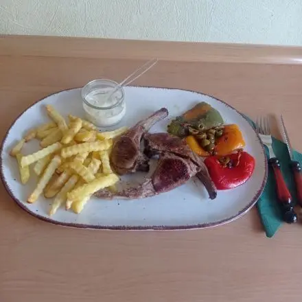 Lammkoteletts gebraten mit Aioli & Paprika-Beilage