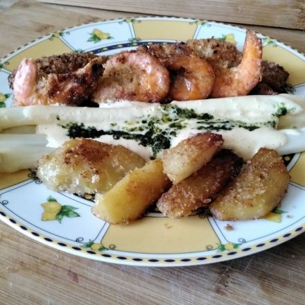 Panierte Garnelen mit Bratkartoffeln und schneller Sauce Hollandaise