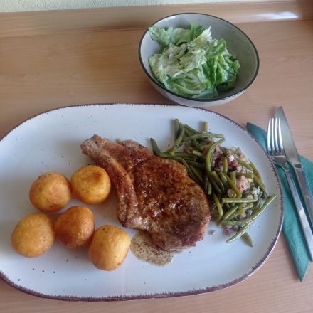 Kalbskotelett aus der Pfanne mit Kartoffelbällchen