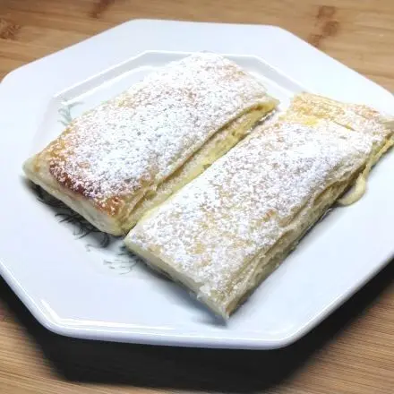 Blätterteigschnitten mit Pudding und Quark