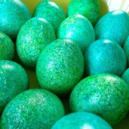 Eier färben mit buntem Reis