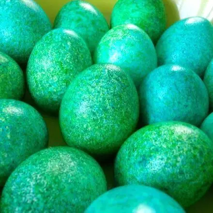 Eier färben mit buntem Reis