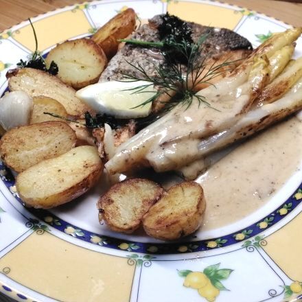 Spargel mit Lachs, Kartoffeln und Zitronensoße