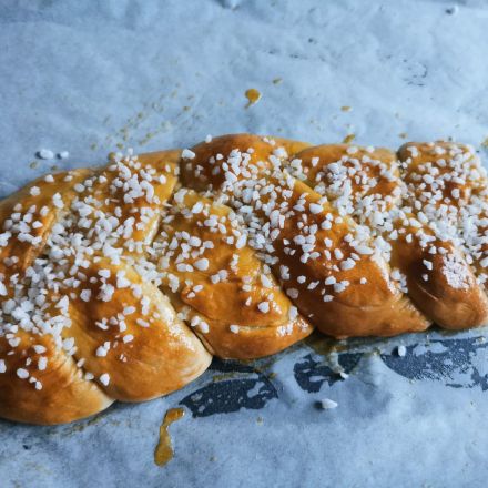 Omas Hefezopf mit Aprikose