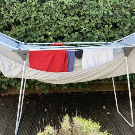 Spannbettlaken platzsparend aufhängen (Wäscheständer-Trick)