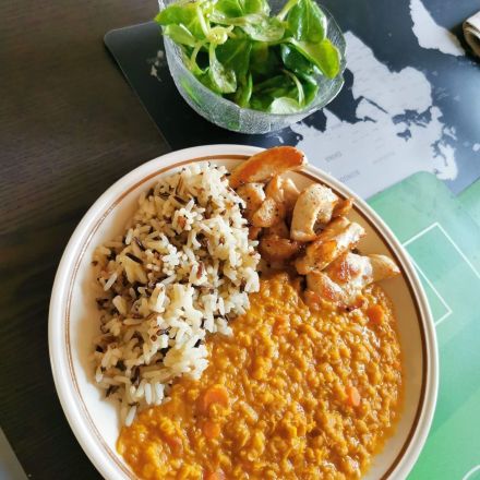 Rotes Linsencurry mit Kokosmilch und Hähnchen - gesund und einfach