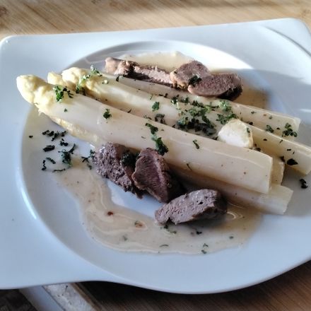 Spargel an Lammfilet mit Frühlingskartoffeln