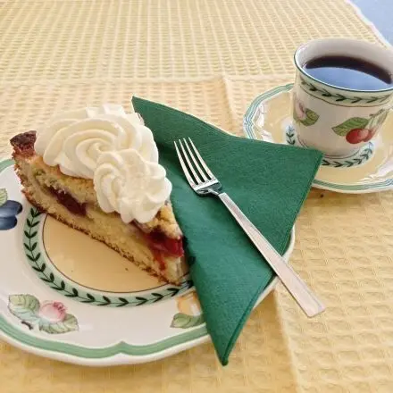 Rhabarber-Kirsch-Kuchen mit Streusel