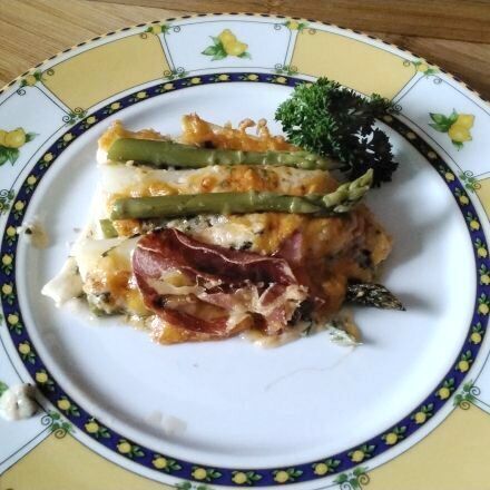 Auflauf mit Spargel und Nudelteigtaschen
