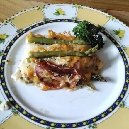Auflauf mit Spargel und Nudelteigtaschen