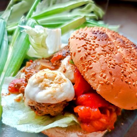 Mediterraner Pesto-Burger mit Tomaten