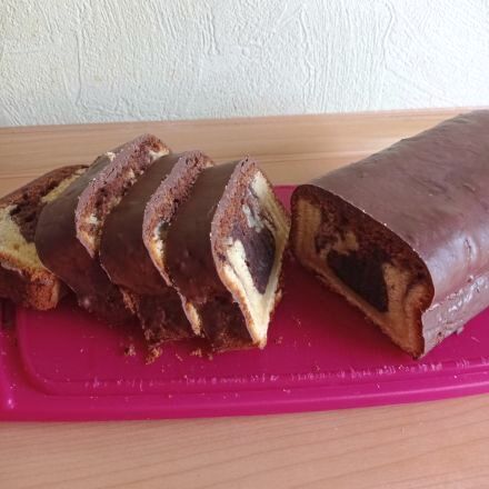 Klassischer Marmorkuchen mit Schokoguss