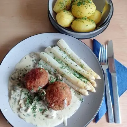 Geflügelhackbällchen mit Champignonsoße