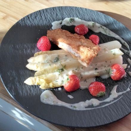 Schnitzel mit weißem Spargel
