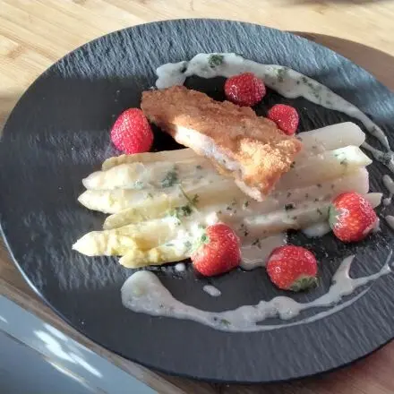 Schnitzel mit weißem Spargel